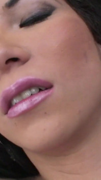 Shemale pornohvězda Sabrina překvapí milence svým tranny čůrákem