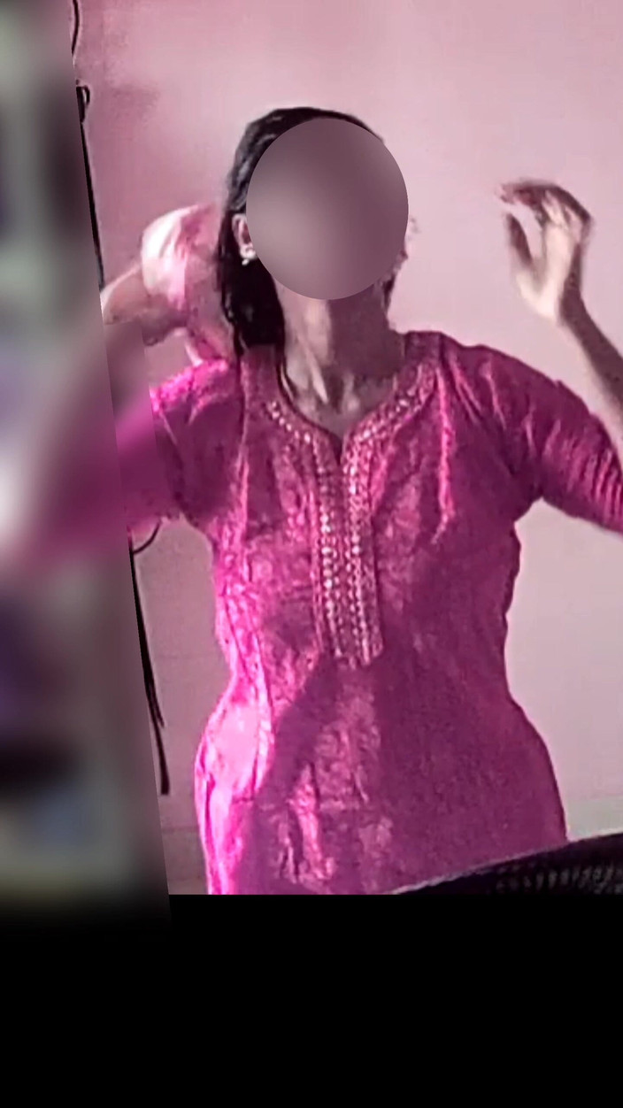 Black & white desicat: देसी धोखेबाज सेक्सी शरीर वाली गृहिणी मुझे पोशाक बदलने वाले वीडियो के साथ लुभा रही है