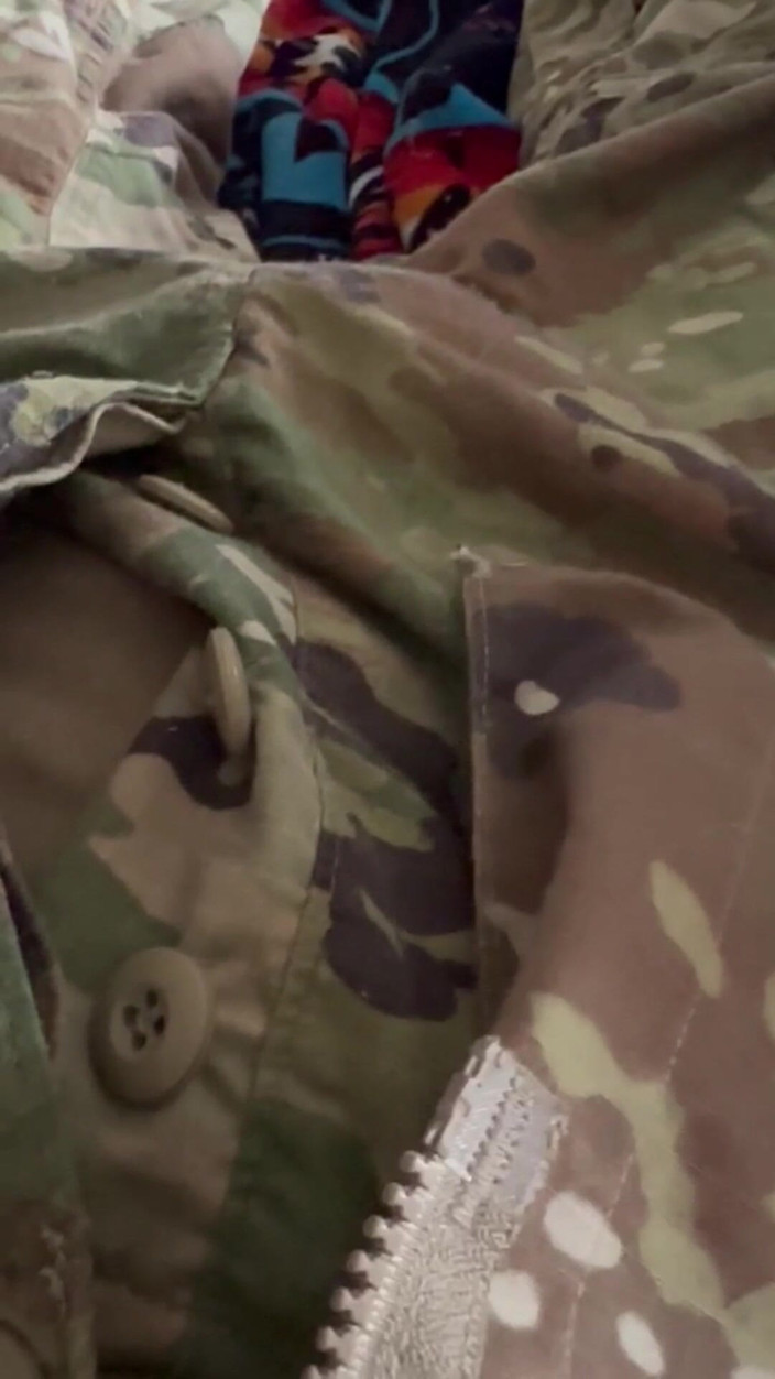 Gay Soldier Stuff: Оторвись от окпа моего командира и выстрелил по нему порцию спермы!