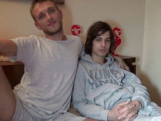 Gaybareback: Innocente giovane gay scopata senza preservativo