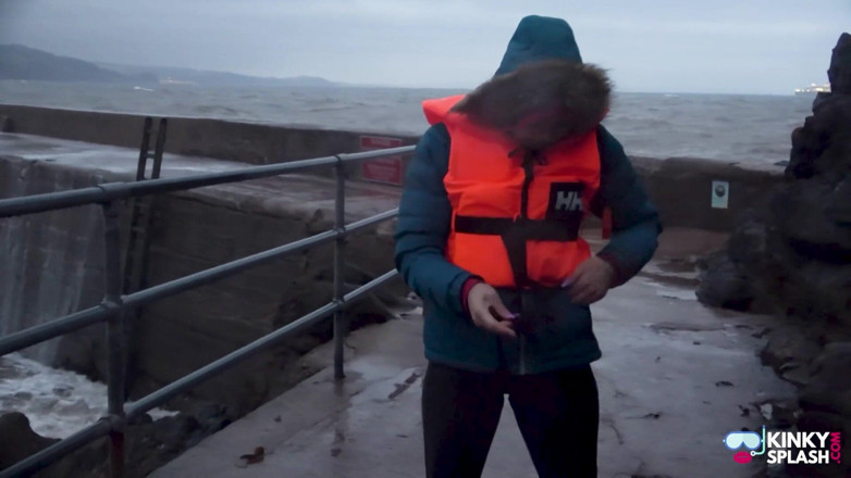 UKCuteGirl Lucy Lauren: La provocante lifejacket di sicurezza con il cavallo legato
