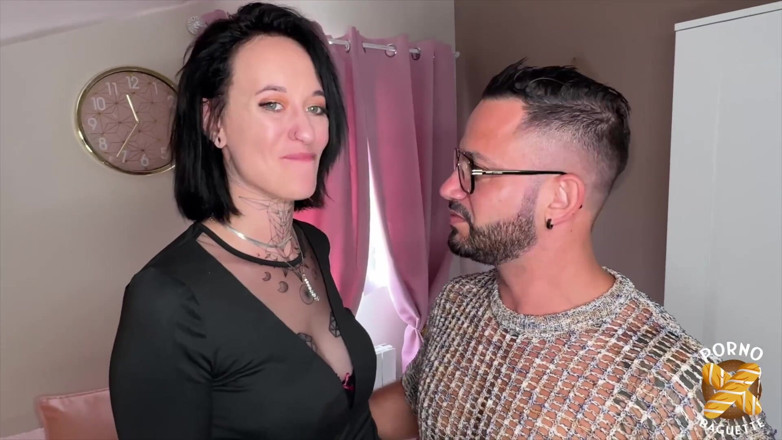 Porno Baguette: Emilie, mora sexy, viene sbattuta da un grosso cazzo