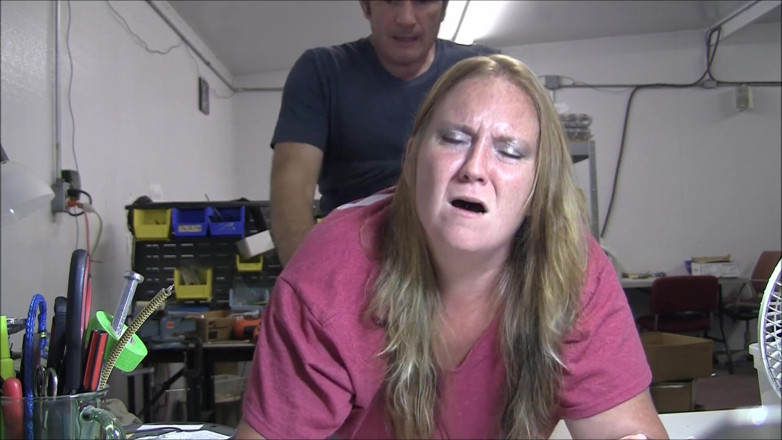 Vibra King Video: Jennifer wird bei der arbeit über einen tisch geritten
