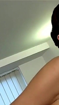Morena puta tesuda dedilhando duro seu clitóris grande e molhado vol 2