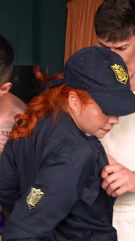 Policial Latina Voluptuosa Transa Com Duas Detentas E Sua Parceira - Celeste Alba