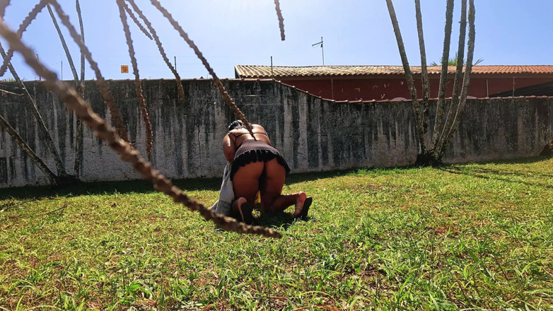 Casal Mattos: Esposa Puta Estendendo Roupa Sem Calcinha E O Corno Fodeu...