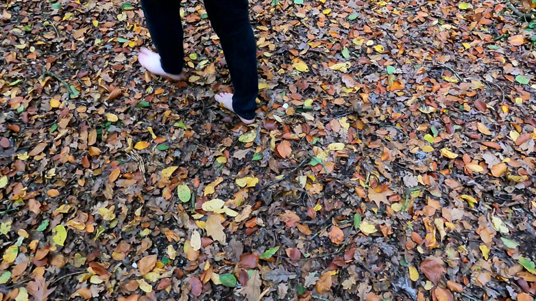 Bouncy Tits Action: Topless en tietenstraf zonder condoom in het bos