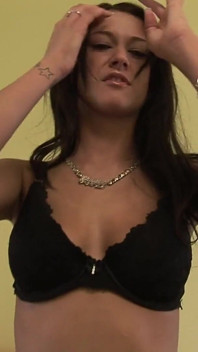 Une grande bombasse brune se déshabille et fait du sexe