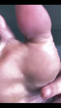 Ven a verme mostrando mis hermosos pies y haciéndolos muy