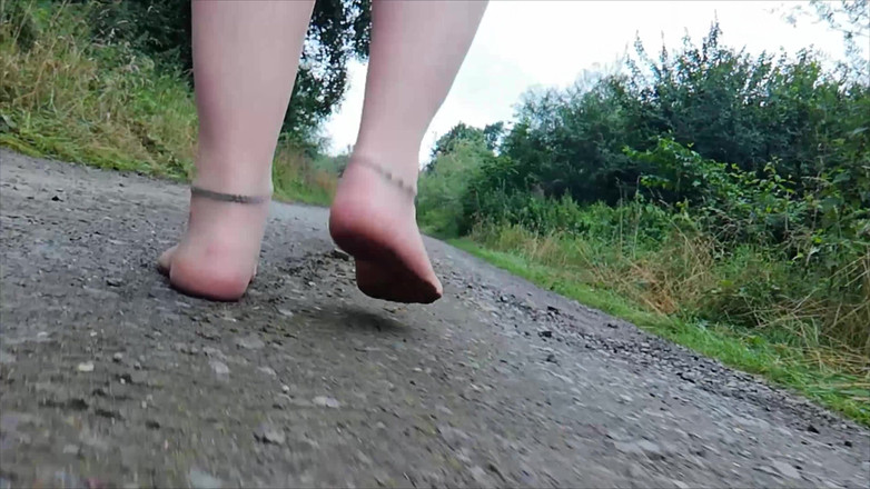 Carmen_Nylonjunge: Nylonfötter tar en promenad i naturen