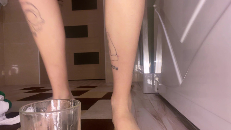 Eva Deva: Eva Divas писает в стакане