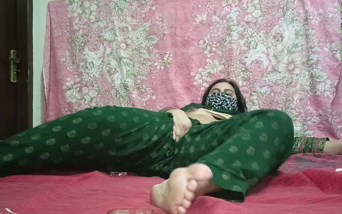Sairaxsaim: पाकिस्तानी अकेली लड़की Sairaxsaim घर पर अकेली गीली चूत में ऊँगली कर रही है