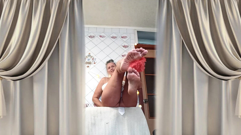 Lukerya: 开朗的家庭主妇卢克里亚从色情梦中醒来，并持续了整晚。