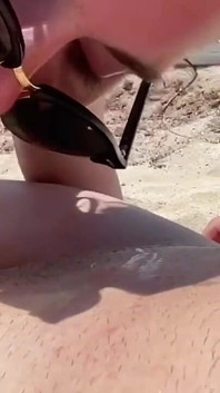 Cewek hot ini lagi asik nyepong kontol dan dientot habis-habisan di pantai