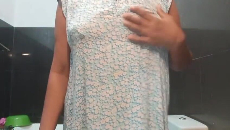 Anne White: Srílanská herečka Anne v koupelně si v noci hraje se...