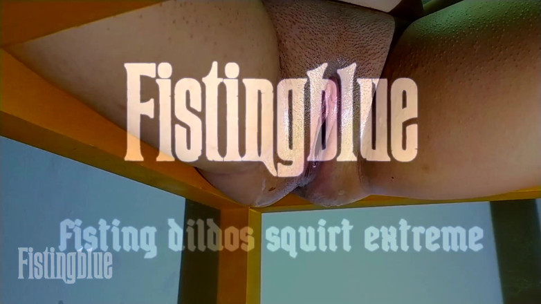Fistingblue: Grote paarse dildo spelen, extreem vuistneuken, rekken en ongecontroleerd hard...