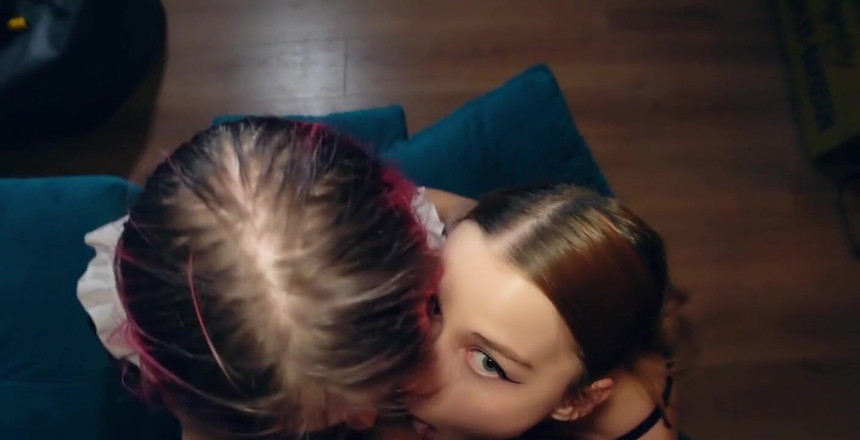 MySchoolLife: Sissy Training - Învățându-l pe prietenul meu cum să ia o muie