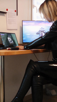 Sind Sie Ein Fetischist Für Hohe Lederstiefel Und Latex? Herrin Julia