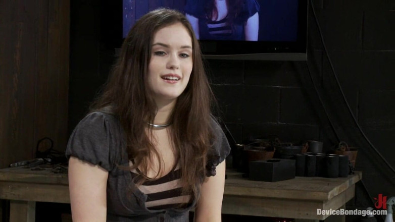 Device Bondage by Kink: Charlotte Vale se jen poflakovala, tvrdě orgasmus v subprostoru