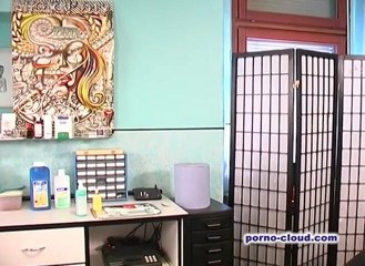 Porno Cloud: L'uomo nero si fa un piercing