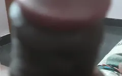 Il prend un moment de bonheur personnel dans sa chambre.