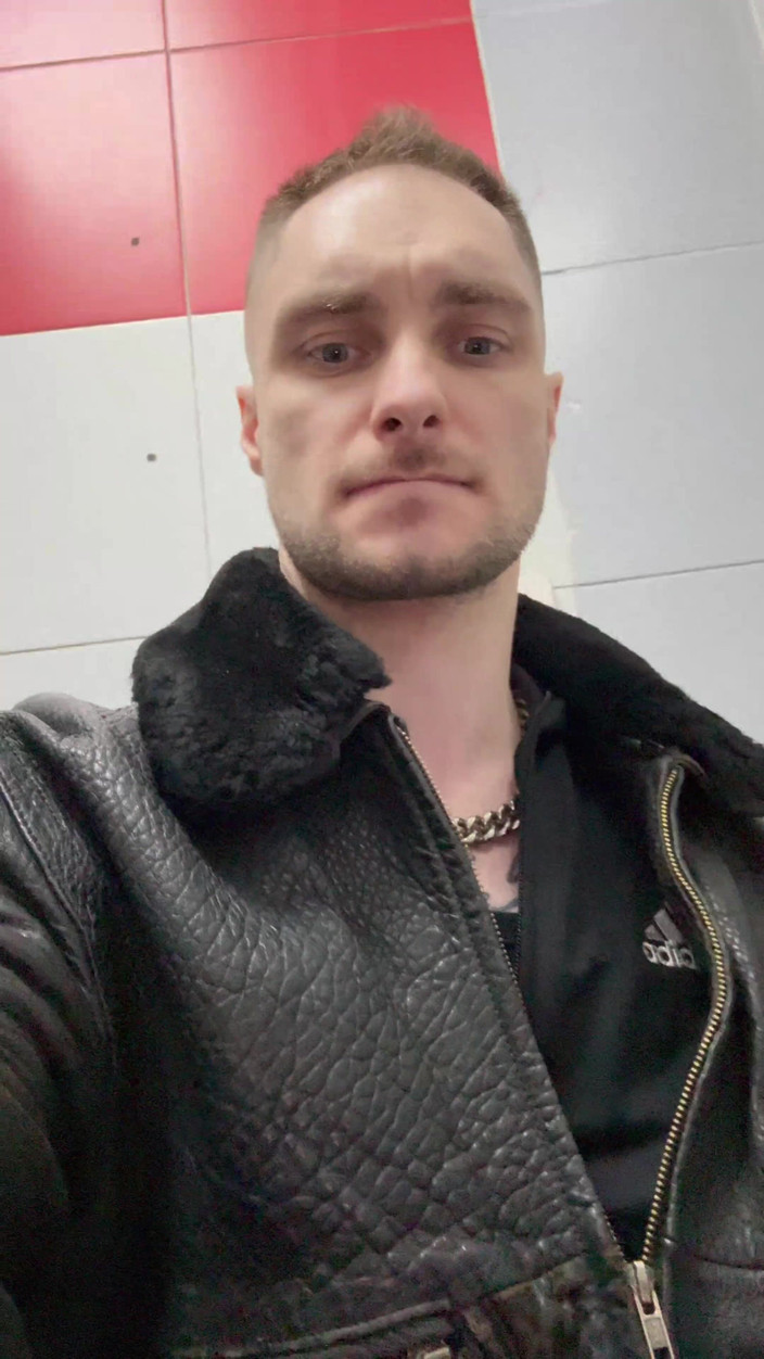 KinkySirius: Gopnik suge pula prin gaura lui Glory în toaleta stației