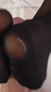 Eu quero pés de nylon molhados! Porra em todos os meus pés de nylon sexy!