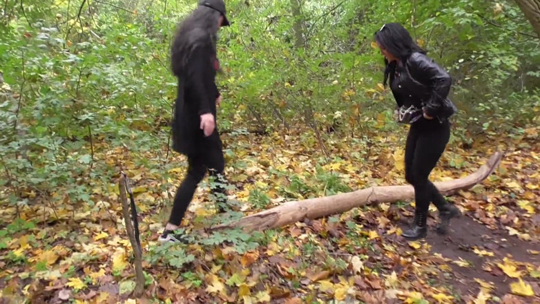 Femdom Austria: Mandi bareng kencing di hutan