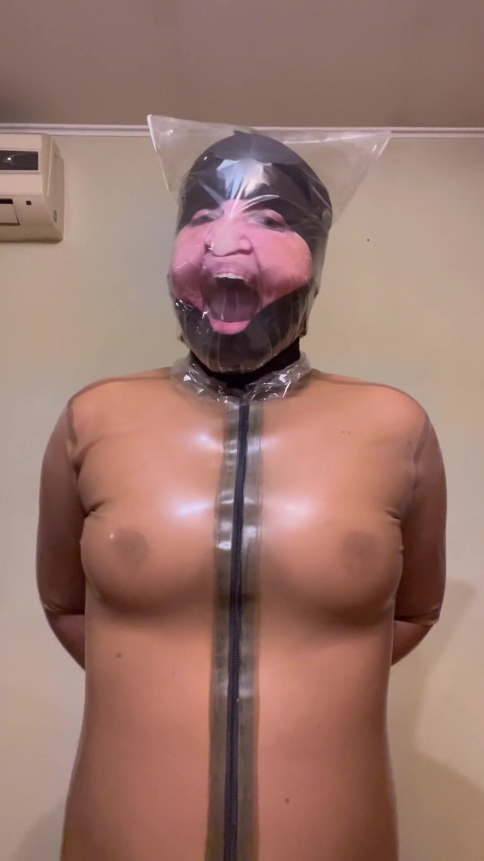 Elena917: Plastic Bag Breathplay in Latex, Sweating and Taking Latex off