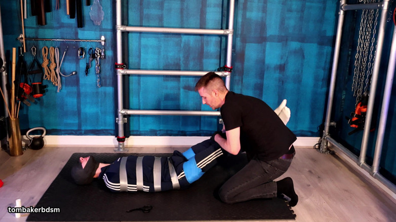TomBakerBDSM: Gefesselt und in tape-bondage kämpfen (4k)
