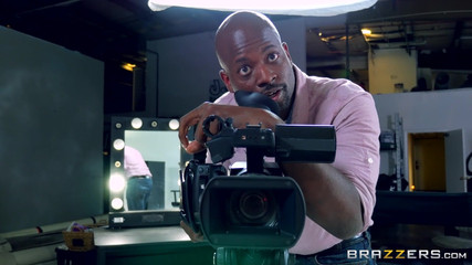 BRAZZERS: Brazzers - Johnny sins想要操热辣的制作助理kisa sins而不是色情明星