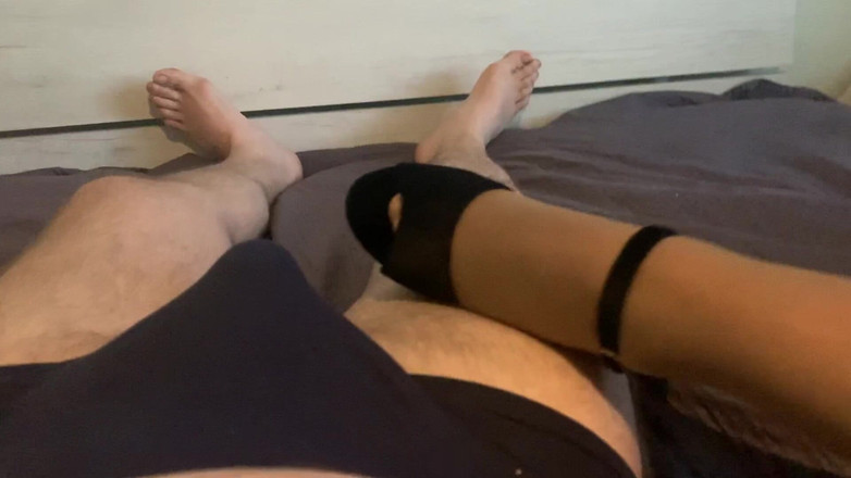 CoppiaCollant: Blowjob dalam pantyhose cahaya dan tumit MILF yang sangat jalang...