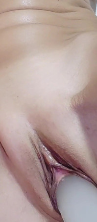 Loira madura com seu vibrador