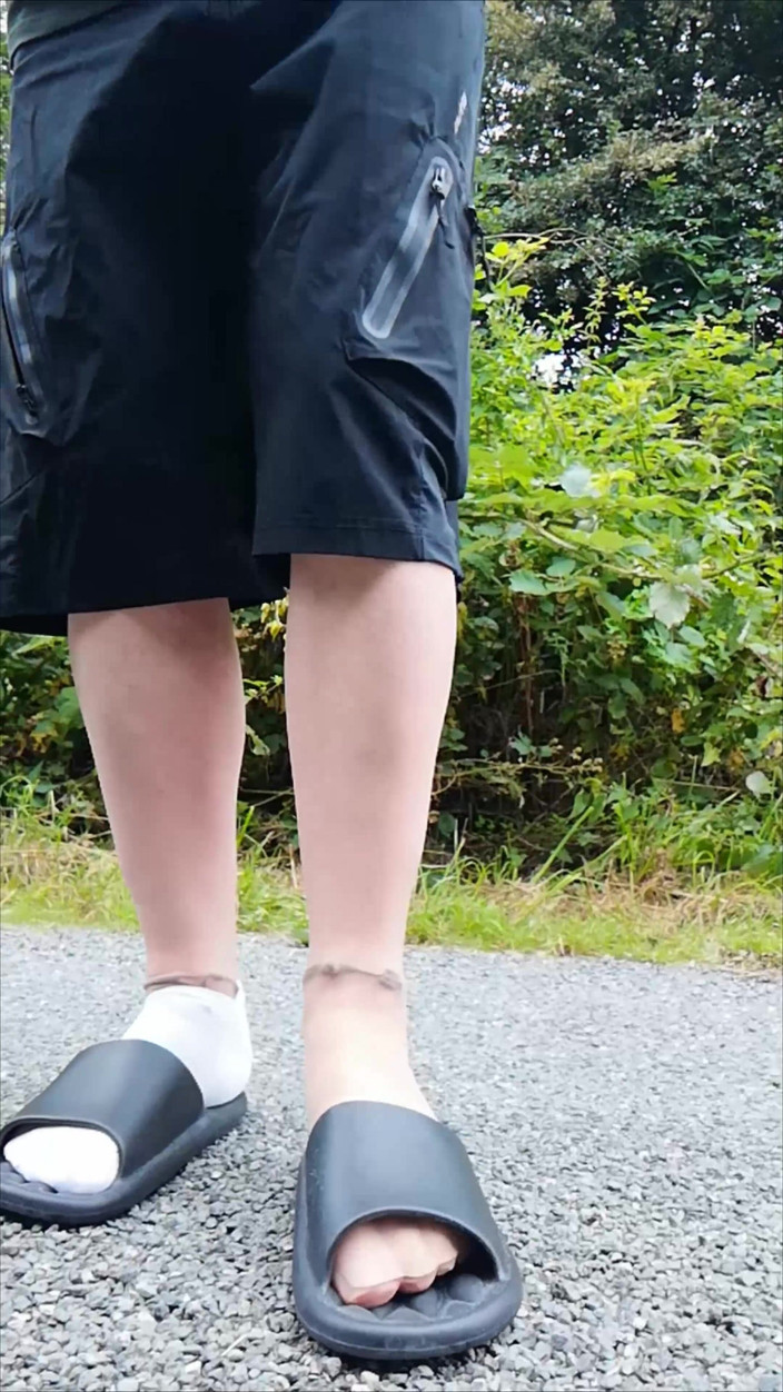 Carmen_Nylonjunge: In Latschen Und Weißen Socken in Der Natur