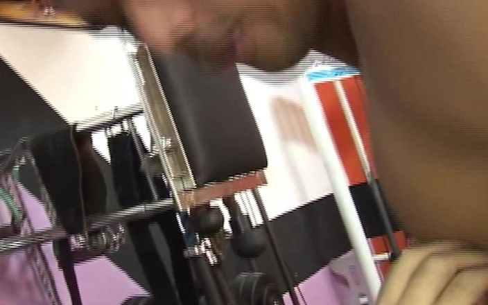 SEXUAL SIN GAY: Scene dur și fără prezervativ - 3_horny Twink futută în sala de sport de...