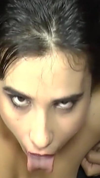 20yo Pierwsza impreza Gangbang Bukkake - dziury nadziewane i twarz utonęła w spermie