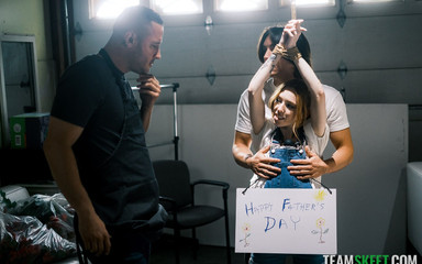 Dad Crush: Bağlı üvey kızın babalar günü hediyesi, onu üvey oğluyla paylaş