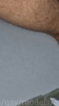 Stříkání mrdky z tvrdého šukání s nevlastním otcem a hubeným twink kusem
