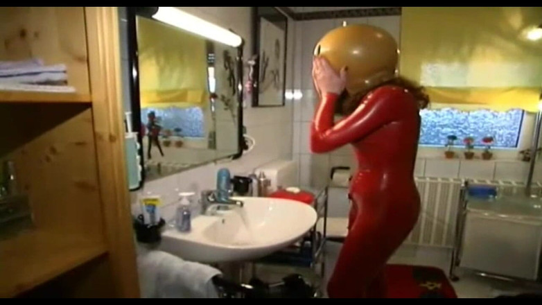 Absolute BDSM films - The original: Une esclave sexuelle dans une robe en latex et un...