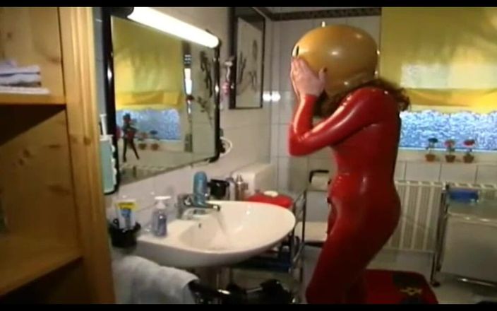 Absolute BDSM films - The original: Seksualny niewolnik w lateksowej sukience i groteskowej masce czeka na...