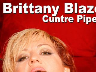 Edge Interactive Publishing: Brittany Blaze ve Cuntre Pipes yüze boşalmayı emiyor