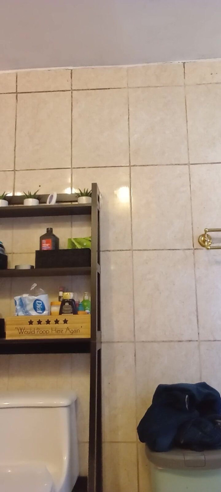 Chubbytits16: Aku lagi asik muasin memekku sendirian sambil bugil!
