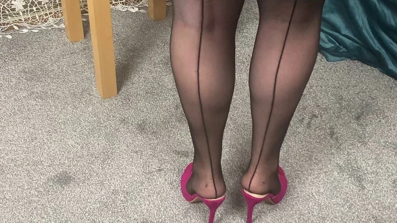 Mr MF: Bayan olgun ayaklar deri eteğini çıkarıyor