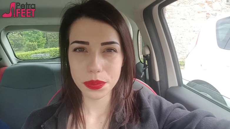 Smokin Fetish: Dobrze wyglądający Petra pali w swoim samochodzie