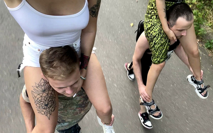 Petite Princesses Femdom: Dvojitá jízda přes rameno poprvé venku s paní Kirou a...