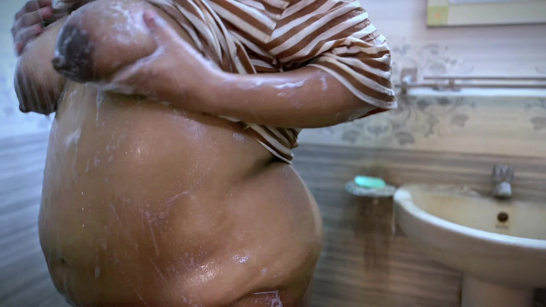 Your Boy's Cum: Bada Dodh Wali Cacci - indický velký zadek a obrovská prsa...