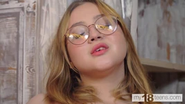 My18teens - una bella ragazza grassoccia con incredibili grandi tette naturali si scopa la figa carina