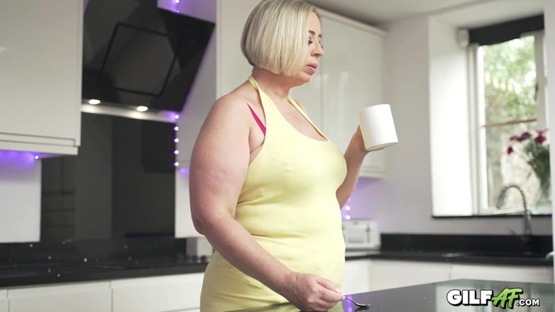 Gilf AF: Otoriter azgın üvey ninem