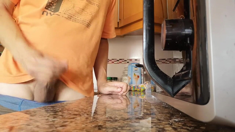 Rafael Torreano: 在厨房柜台上看我射精