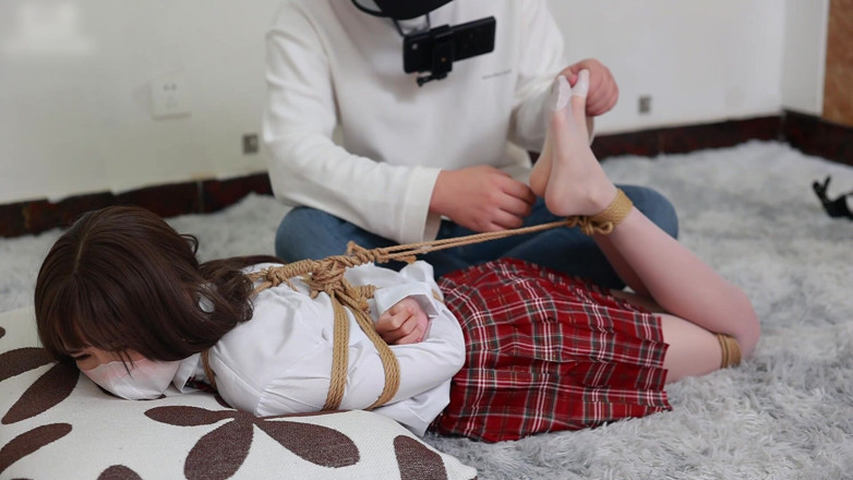 Asian bondage: 금색 가발 쓴 내 여자친구를 제지해; 특히 그녀의 하얀 비단 발이 발을 간질이는 게 좋아